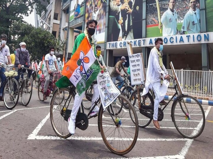 TMC Cycle Rally : பெட்ரோல், டீசல் விலை உயர்வு : நாடாளுமன்றத்திற்கு சைக்கிளில் வந்த  திரிணாமுல் காங்கிரஸ் எம்.பி.க்கள்!