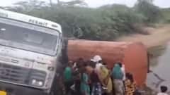 પાટણ:સાંથલપૂર પંથક પર તેલનું ટેન્કર પલટ્યું, તેલ લેવા માટે લોકોની ભીડ