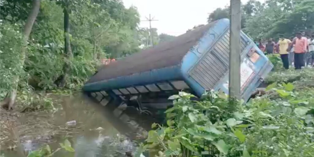 Jalpaiguri: নিয়ন্ত্রণ হারিয়ে জলপাইগুড়িতে যাত্রীবোঝাই বাস নয়নজুলিতে, জখম একাধিক