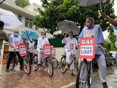 TMC Cycle Rally জ্বালানি মূল্যবৃদ্ধির প্রতিবাদ, সাইকেলে চড়ে সংসদে তৃণমূল সাংসদরা