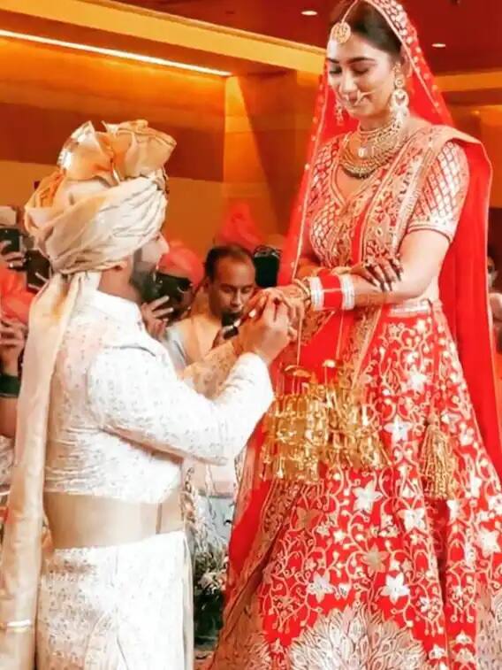 বিয়ের অনুষ্ঠানে দিশার আঙুলে আংটি পরিয়ে দেন রাহুল।