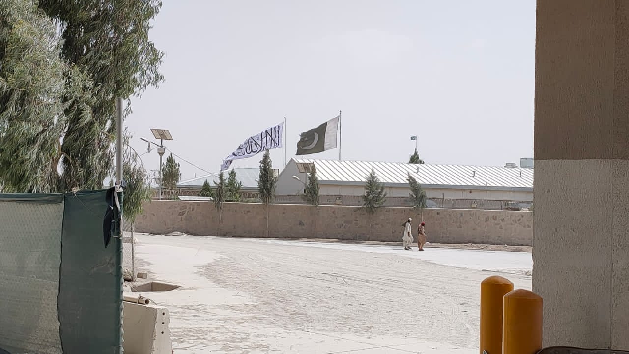 तालिबान ने पाक से सटे अहम बॉर्डर पोस्ट पर जमाया कब्जा, झंडा भी दिखा- रिपोर्ट्स