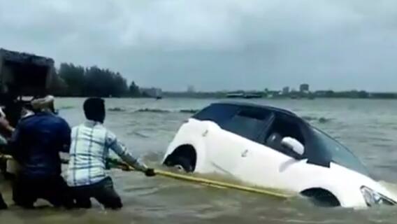 Mumbai में सैलानियों का मौत से सामना, पानी ने छुट्टी का दिन 'बिगाड़ा' | Bharat Ki Baat