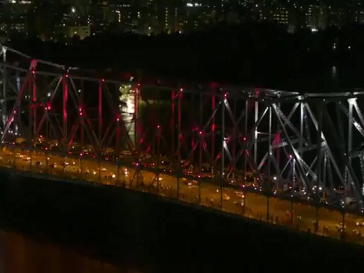 इधर, तोक्यो ओलंपिक के खेलगांव में डाइनिंग हॉल में दुनिया भर के व्यंजन परोसे जा रहे हैं जिनमें भारतीय दाल और परांठे भी शामिल है हालांकि भारतीय दल ने उसे लेकर मिली जुली प्रतिक्रया दी है. वही खिलाड़ियों की गर्म पानी की मांग के मद्देनजर भारतीय दूतावास से 100 से अधिक इलेक्ट्रॉनिक केतली मांगी गई है.