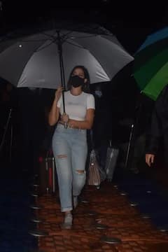 Nora Fatehi Photos: হাতে ব্যাগ, রেনকোট পরে কার সঙ্গে বাইকে তাড়াহুড়ো করে বেরোলেন নোরা?