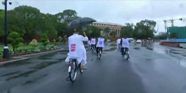 একইসঙ্গে তাঁর আহ্বান, বিরোধীরা শান্তিপূর্ণ পরিবেশ বজায় রেখে সরকারকে কড়া প্রশ্ন করুন। অন্যদিকে, আজ বাদল অধিবেশনের শুরুতেই পেট্রোল-ডিজেলের মূল্যবৃদ্ধি, কৃষি আইন বাতিল ও কৃষক আন্দোলন নিয়ে সংসদে ঝড় তুলতে পারেন বিরোধীরা।