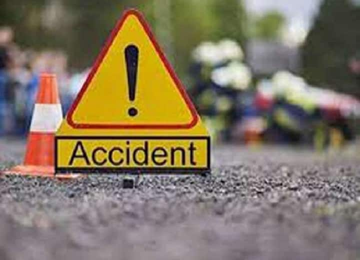 two vehicle collided with each other 17 got injured in Farrukhabad Uttar Pradesh ANN फर्रुखाबाद: सवारियों से भरी टाटा मैजिक और डीसीएम की टक्कर, बच्चों समेत 17 लोग घायल