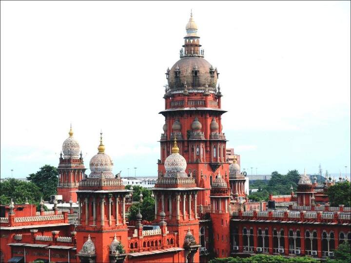 Madras High Court has ordered the removal of the seal placed on the scan equipment at the Erode Hospital, alleging that the embryos were taken from the girl and sold சிறுமி கருமுட்டை விவகாரம்: ஸ்கேன் சென்டர் சீலை அகற்ற சென்னை உயர்நீதிமன்றம் உத்தரவு