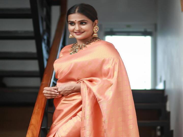 கண்ணோடு தோன்றும் சிறு கண்ணீரில் ஆடும் கைசேரும் காலம் அதை என் நெஞ்சம் தேடும்