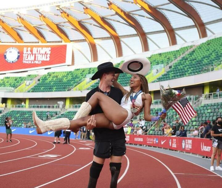 Hunter Woodhall and Tara Davis: ఈ దంపతులు జపాన్ నుంచి ప్రాతినిథ్యం వహించారు. మహిళల లాంగ్ జంప్ విభాగం నుంచి తారా ఒలింపిక్స్‌లో, పారా ఒలింపిక్స్‌లో ఉడ్‌హాల్ పాల్గొన్నారు.