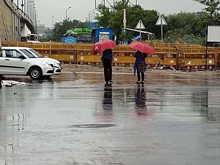 Rain in Delhi NCR causes water logging and traffic Jam Noida Uttar Pradesh ann दिल्ली एनसीआर में हल्की बारिश से राहत के साथ मुसीबत, जलभराव-जाम से परेशान हुए लोग