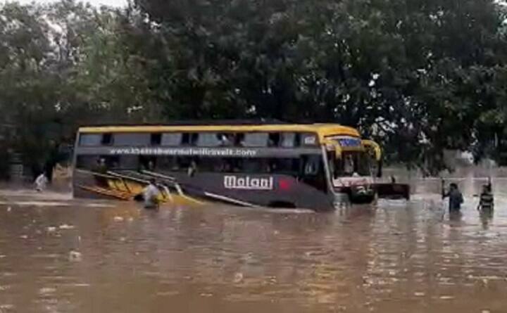 Surat : bus trapped in flood at Saniya Hemad village of Surat Surat : 50 મુસાફરો સાથે બસ વરસાદી પાણીમાં ફસાઇ, મુસાફરોના જીવ તાળવે ચોંટ્યા