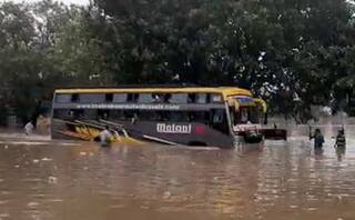 Surat : 50 મુસાફરો સાથે બસ વરસાદી પાણીમાં ફસાઇ, મુસાફરોના જીવ તાળવે ચોંટ્યા