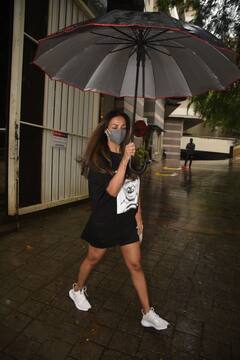 Maliaka Arora ने सैलून से निकलकर लहराई जुल्फें, खूब फ्लॉन्ट किया अपना स्टाइलिश लुक, टीशर्ट और शॉर्ट्स में आईं नजर