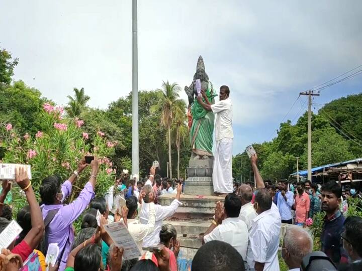 Mayiladudhurai Fishermen's struggle continues for the third day ஆதார் உள்ளிட்ட அடையாள அட்டைகளை அரசிடம் ஒப்படைத்த மீனவர்கள்!