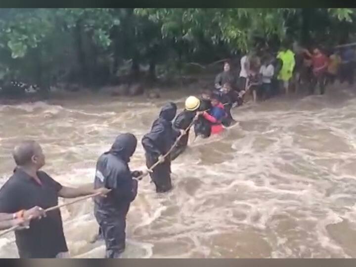 मुंबईसह संपूर्ण राज्यात मुसळधार पावसनं धुमाकूळ घातला आहे. गेल्या दोन दिवसांपासून मुसळधार पावसामुळे अनेक ठिकाणी दुर्घटना घडल्या.