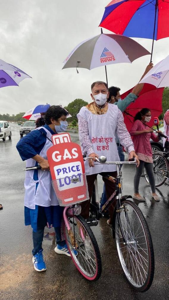 জ্বালানি মূল্যবৃদ্ধির প্রতিবাদ, সাইকেলে চড়ে সংসদে তৃণমূল সাংসদরা