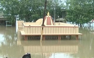 દક્ષિણ ગુજરાતના કયા ગામમાં 7 ફૂટ પાણી ભરાયા? તસવીરોમાં જુઓ કેવા થયા હાલ?