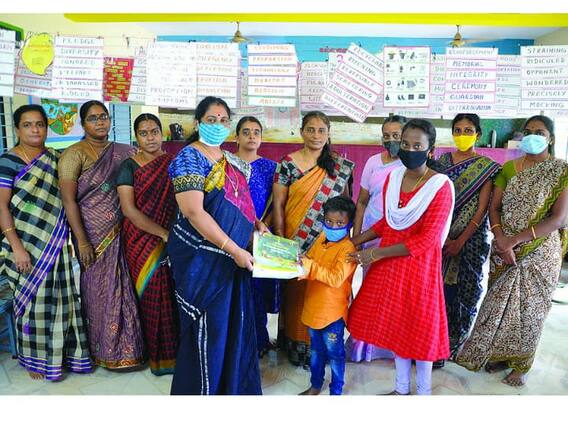 இழுத்து மூட தயாராக இருந்த அரசுப்பள்ளி: இன்று தமிழ்நாட்டின் நம்பர் 1... சாதித்துக் காட்டிய ஆசிரியர்கள்! இழுத்து மூட தயாராக இருந்த அரசுப்பள்ளி: இன்று தமிழ்நாட்டின் நம்பர் 1... சாதித்துக் காட்டிய ஆசிரியர்கள்!