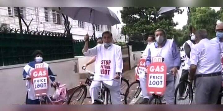 প্রায় একমাস ধরে চলা এবারের বাদল অধিবেশনে আলোচনা হবে ৩১টি বিল নিয়ে। এর মধ্যে থাকছে বিদ্যুৎ সংশোধনী বিল ও প্রতিরক্ষা সরঞ্জাম তৈরির কারখানায় ধর্মঘট বেআইনি ঘোষণা সংক্রান্ত বিতর্কিত বিলও।