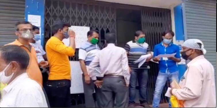 West Burdwan Durgapur disruption in the vaccine line at the health center Covid19 Update: দীর্ঘক্ষণ লাইনে দাঁড়িয়েও মিলল না ভ্যাকসিন, বিক্ষোভে উত্তাল দুর্গাপুরের স্বাস্থ্যকেন্দ্র