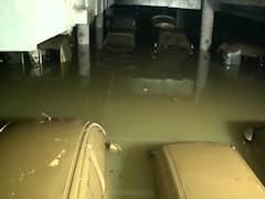 IN Pics : मुंबईतील कांदिवली भागात तब्बल 400 हून अधिक गाड्या पाण्याखाली