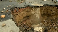 Delhi : Dwarka में सड़क में समाई गाड़ी.... लोगों ने लगाया ठेकेदार और अफसरों पर आरोप...