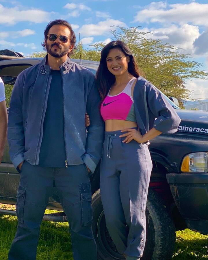 Shweta Tiwari PHOTOS: श्वेता तिवारी को अक्सर अपने 'खतरों के खिलाड़ी 11' के कंटेस्टेंट्स के साथ तस्वीरें शेयर करते हुए देखा गया है, जिससे साबित होता है कि श्वेता उन सभी के साथ एक खूबसूरत रिश्ता शेयर करती हैं. श्वेता तिवारी टेलीविजन का एक लोकप्रिय नाम है. उन्होंने साल 1999 में सीरियल 'कलीरें' से एक्टिंग की शुरुआत करने के बाद, साल 2001 में एकता कपूर के 'कसौटी ज़िंदगी की' में मुख्य भूमिका निभाकर खूब वाहवाही लूटी.