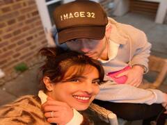 Couple Goals Priyanka Jonas | உனக்காக பொறந்தேனே எனதழகா.. பிரியாம இருப்பேனே பகல் இரவா..! பிரியங்கா ஜோனஸ் க்ளிக்ஸ்