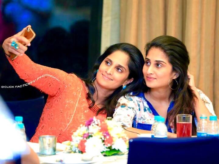 பெண்பூவே நீயும் ஆட முகில்கள் ஊஞ்சல் போடும் உலாவும் தென்றல் வந்து உன் ஊஞ்சலை அசைத்தே போகும்