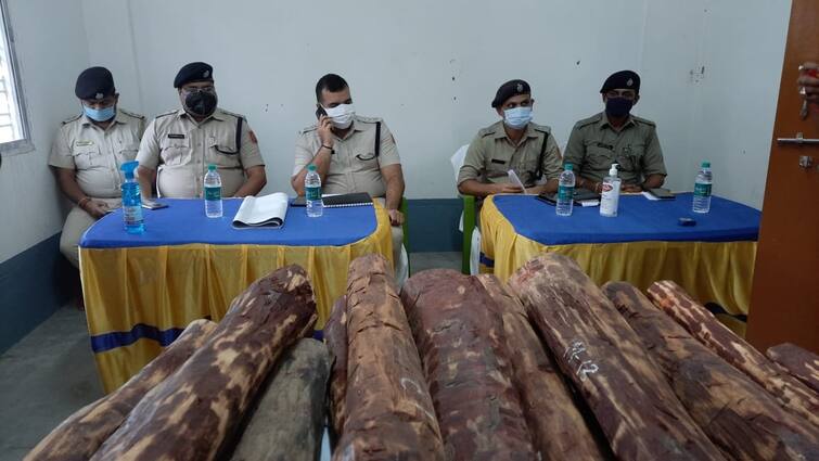 Balurghat Police arrested three persons including sandalwood Balurghat: উদ্ধার এক কুইন্টাল চন্দন কাঠ, বালুরঘাট পুলিশের তৎপরতায় গ্রেফতার ৩