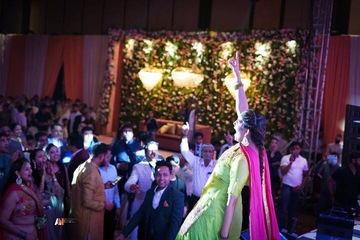 ऑडियंस में बैठे लोग  उनको चीयर कर रहे हैं और उनकी डांसिंग की वीडियो बना रहे हैं. सपना चौधरी भी काफी खुश दिखाई दे रही हैं.