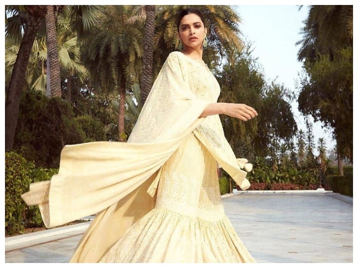 Mastani Deepika Padukone is the queen of Indian look from sari to suit robs the hearts of fans in every way इंडियन लुक की महारानी हैं 'मस्तानी' Deepika Padukone, साड़ी से लेकर सूट तक, हर अंदाज से लूटती हैं फैंस का दिल