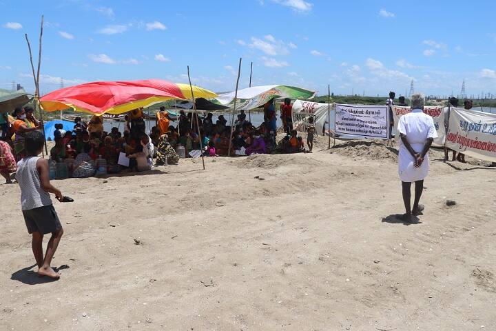 போராட்டத்தின் ஒரு பகுதி. பகிர்மானக் கழகத்தின் கட்டுமான பணிகளை தற்காலிகமாக நிறுத்தி, விசாரணை மேற்கொள்ள பரிந்துரைத்து தாசில்தார் வாக்குறுதி அளித்ததன் அடிப்படையில் போராட்டத்தில் ஈடுபட்ட 250-கும் மேற்பட்ட எண்ணூர் மீனவர்கள் கலைந்து சென்றனர்.