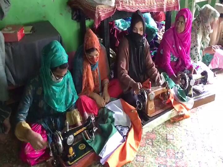 जम्मू कश्मीर: जो गांव सेना को दुश्मन मानता था वहां महिलाएं अब बना रही हैं तिरंगे, जानें कैसे आया यह बदलाव