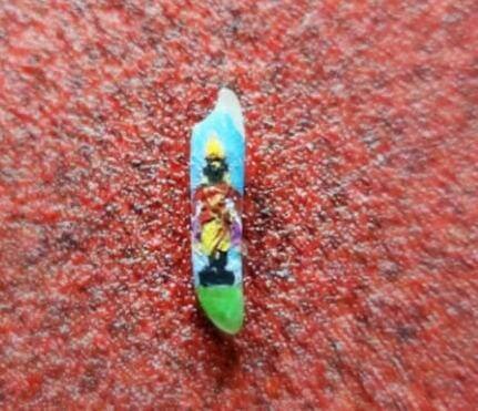 मालवण तालुक्यातील वराडकर हायस्कूलचे कलाशिक्षक चित्रकार समीर चांदरकर यांनी आपल्या चित्रकलेतून चक्क छोट्याश्या तांदळाच्या दाण्यावरच पोस्टर कलरचा वापर करून विठ्ठलाची सुबक प्रतिमा रेखाटली.