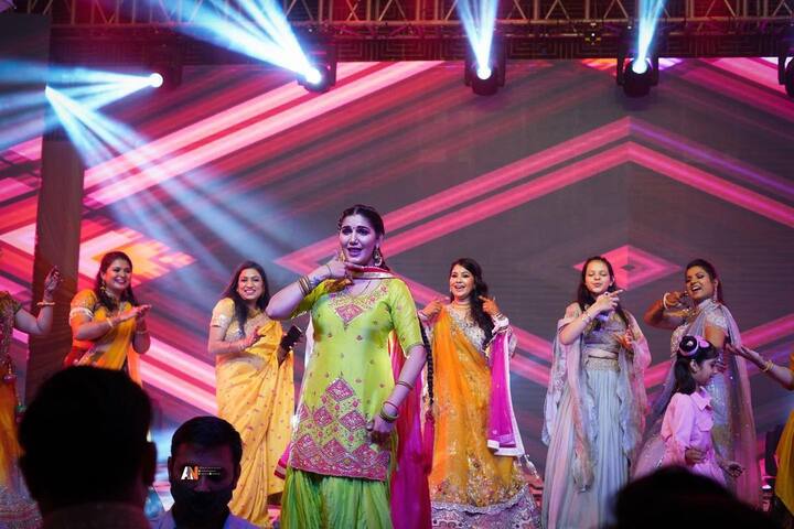 सपना चौधरी ने अपने कैप्शन में हैशटैग वर्क हार्ड, बैक टू स्टेज, शो लिखा है. उन्होंने सबकुछ देने के लिए ईश्वर का भी आभार जताया है.