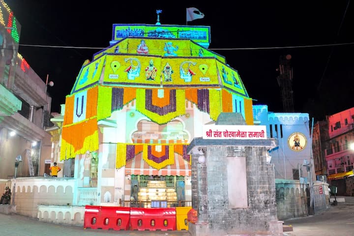 पुणे येथील भाविक भारत भुजबळ यांनी आषाढी एकादशीनिमित्त ही सजावट सेवा दिली.