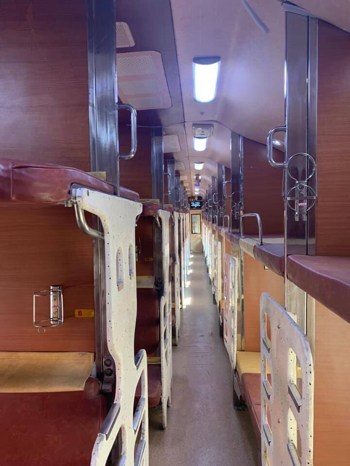 भारतीय रेलवे ने वेस्टर्न रेलवे में नए अपग्रेड तेजस स्लिपर कोच रैक का इस्तेमाल शुरू किया है. इसके तहत मुंबई-नई दिल्ली राजधानी स्पेशल एक्सप्रेस में नए तेजस प्रकार के स्लीपर डिब्बों को लगाया गया है.