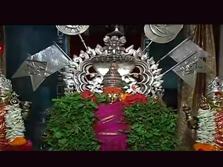 Ashadhi Ekadashi 2021 : असा होता 1728 साली विठुराया, रथ सोहळ्यामधील विठ्ठल मूर्ती 1728 सालच्या मंदिरातील विठ्ठल मूर्तीची प्रतिकृती Vitthal idol in Rath Sohala A replica of Vitthal idol in the temple of 1728 Ashadhi Ekadashi 2021 : असा होता 1728 साली विठुराया, रथ सोहळ्यामधील विठ्ठल मूर्ती 1728 सालच्या मंदिरातील विठ्ठल मूर्तीची प्रतिकृती