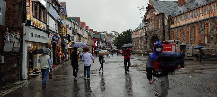 ਨਾਲ ਹੀ ਸ਼ਿਮਲਾ 'ਚ ਧੁੰਦ ਦੀ ਚਾਦਰ ਨਜ਼ਰ ਆਉਣ ਲੱਗੀ ਹੈ। ਇੱਥੇ ਘੁੰਮਣ ਆਏ ਸੈਲਾਨੀ ਸੁਹਾਵਣੇ ਮੌਸਮ ਦਾ ਅਨੰਦ ਲੈ ਰਹੇ ਹਨ।