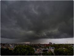 राजधानी दिल्ली में काले बादल से दिन में छाया अंधेरा, गर्मी से लोगों को मिली राहत, तस्वीरों में देखें