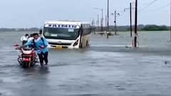 Vasai Rains : गास सनसिटी रोडवर सलग तिसऱ्या दिवशी पाणी; साचलेल्या पाण्यात बस अडकली
