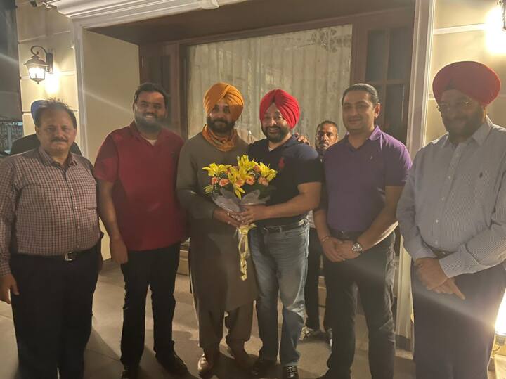 ਨਵਜੋਤ ਸਿੱਧੂ ਕਾਂਗਰਸ ਦੀ ਕਮਾਨ ਸੰਭਾਲਣ ਮਗਰੋਂ ਪਾਰਟੀ ਵਿਧਾਇਕਾਂ ਤੇ ਸੀਨੀਅਰ ਲੀਡਰਾਂ ਨਾਲ ਮੁਲਾਕਾਤ ਕਰ ਰਹੇ ਹਨ। ਅੱਜ ਲਗਾਤਾਰ ਤੀਜੇ ਦਿਨ ਉਹ ਕਈ ਲੀਡਰਾਂ ਨੂੰ ਮਿਲੇ।