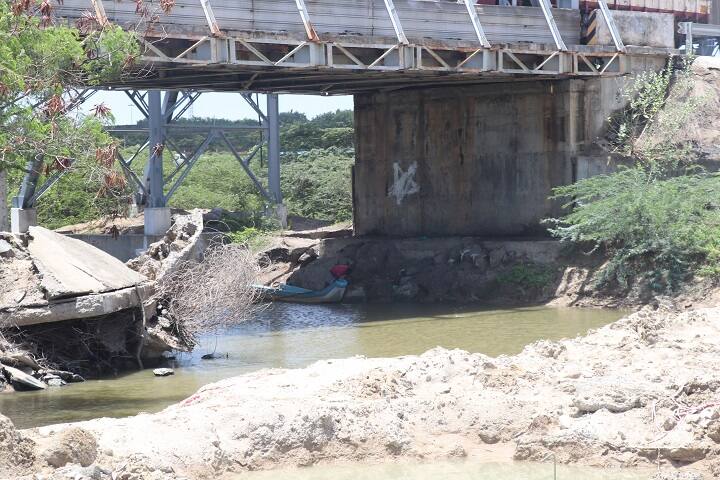 ஆற்றுப்போக்குவரத்தை மறித்து மணல் கொட்டி அடைக்கப்பட்ட பகுதி