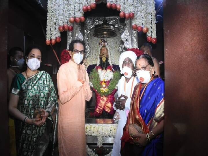 Uddhav Thackeray along with his wife Rashmi Thackeray performed the Maha Puja at Vitthal Rukmini temple Ashadi Ekadashi: सीएम उद्धव ठाकरे ने पत्नी रश्मि के साथ विट्ठल-रुक्मिणी मंदिर में की महापूजा
