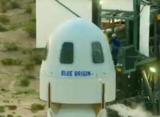First Human Spaceflight: Jeff Bezos સહિત ચાર લોકોએ  અંતરીક્ષની મુસાફરી કરીને રચ્યો ઈતિહાસ