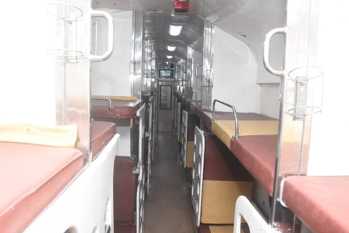 यह जीएसएम नेटवर्क कनेक्टिविटी के साथ प्रदान की गई यात्री सूचना और कोच कंप्यूटिंग यूनिट (पीआईसीसीयू) से लैस है, जो रिमोट सर्वर को रिपोर्ट करता है.