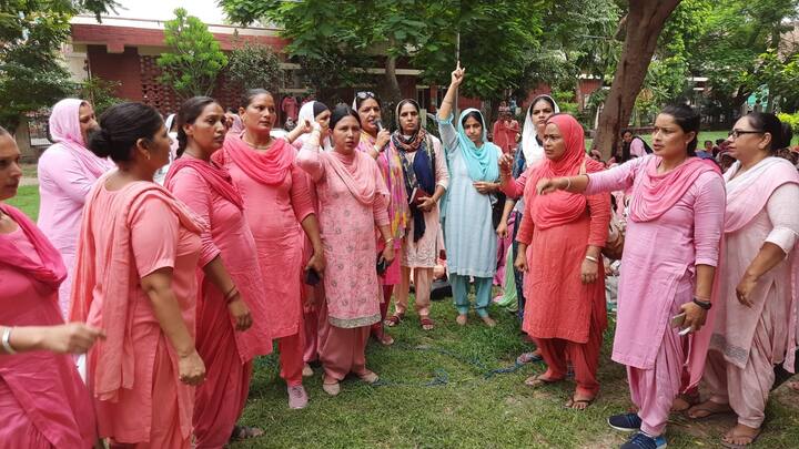 ਆਸ਼ਾ ਵਰਕਰ ਯੂਨੀਅਨ ਦੀਆਂ ਆਗੂਆਂ ਕਿਰਨਦੀਪ ਕੌਰ ਤੇ ਪਵਨਪ੍ਰੀਤ ਕੌਰ ਨੇ ਕਿਹਾ ਕਿ ਉਨ੍ਹਾਂ ਵੱਲੋਂ ਲਗਾਤਾਰ ਆਪਣੀਆਂ ਮੰਗਾਂ ਨੂੰ ਲੈ ਕੇ ਸੰਘਰਸ਼ ਕੀਤਾ ਜਾ ਰਿਹਾ ਹੈ।