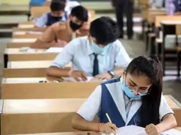 নবমের মার্কশিট ও দশমের অভ্যন্তরীণ মূল্যায়নের ভিত্তিতে ৫০-৫০ শতাংশ হারে ২০২১-এর মাধ্যমিকের নম্বর মূল্যায়ন হয়েছে।